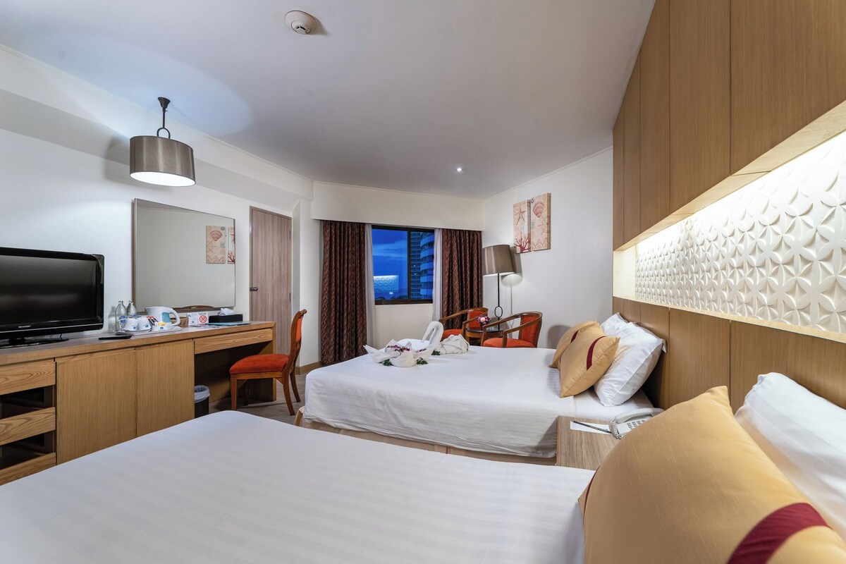 Minibar, escritorio, espacio para trabajar con laptop y wifi gratis 