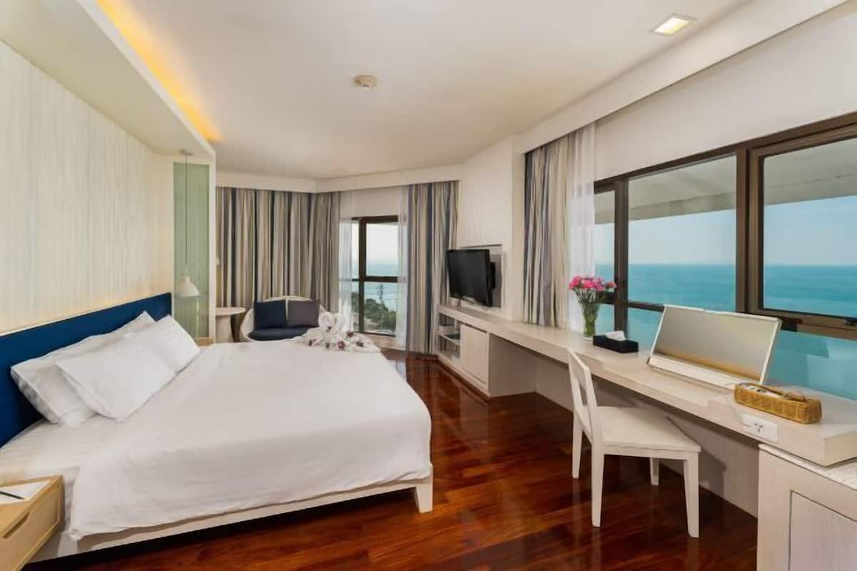 Minibar, desk, laptop workspace, free WiFi