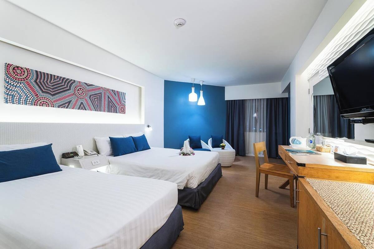 Minibar, desk, laptop workspace, free WiFi