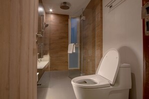 Family Suite | Bilik Mandi | Gabungan pancuran/tab mandi, kelengkapan dandanan diri percuma, selipar 