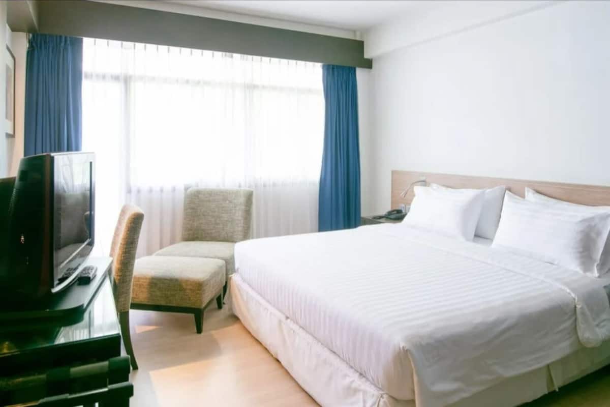 Minibar, coffres-forts dans les chambres, bureau