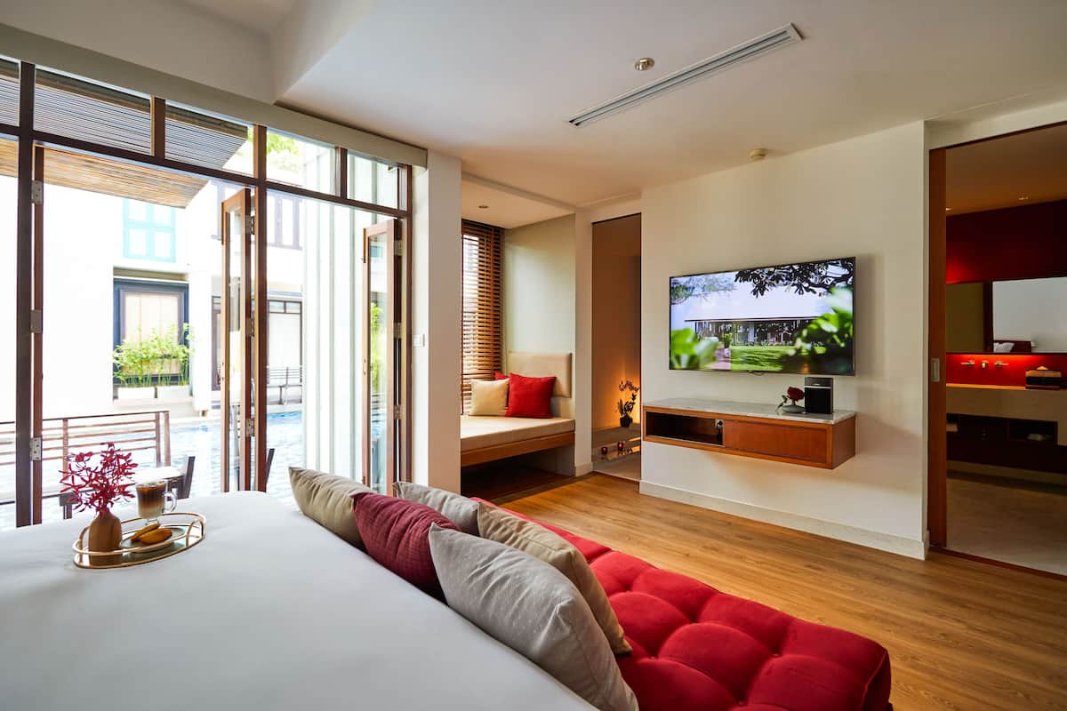 Minibar, in-room safe, soundproofing, WiFi (free)