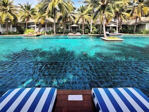 Pool Village | Minibar, caja fuerte, escritorio y sistema de insonorización