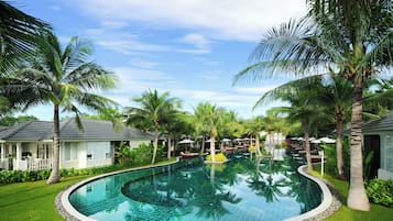 2 hồ bơi ngoài trời