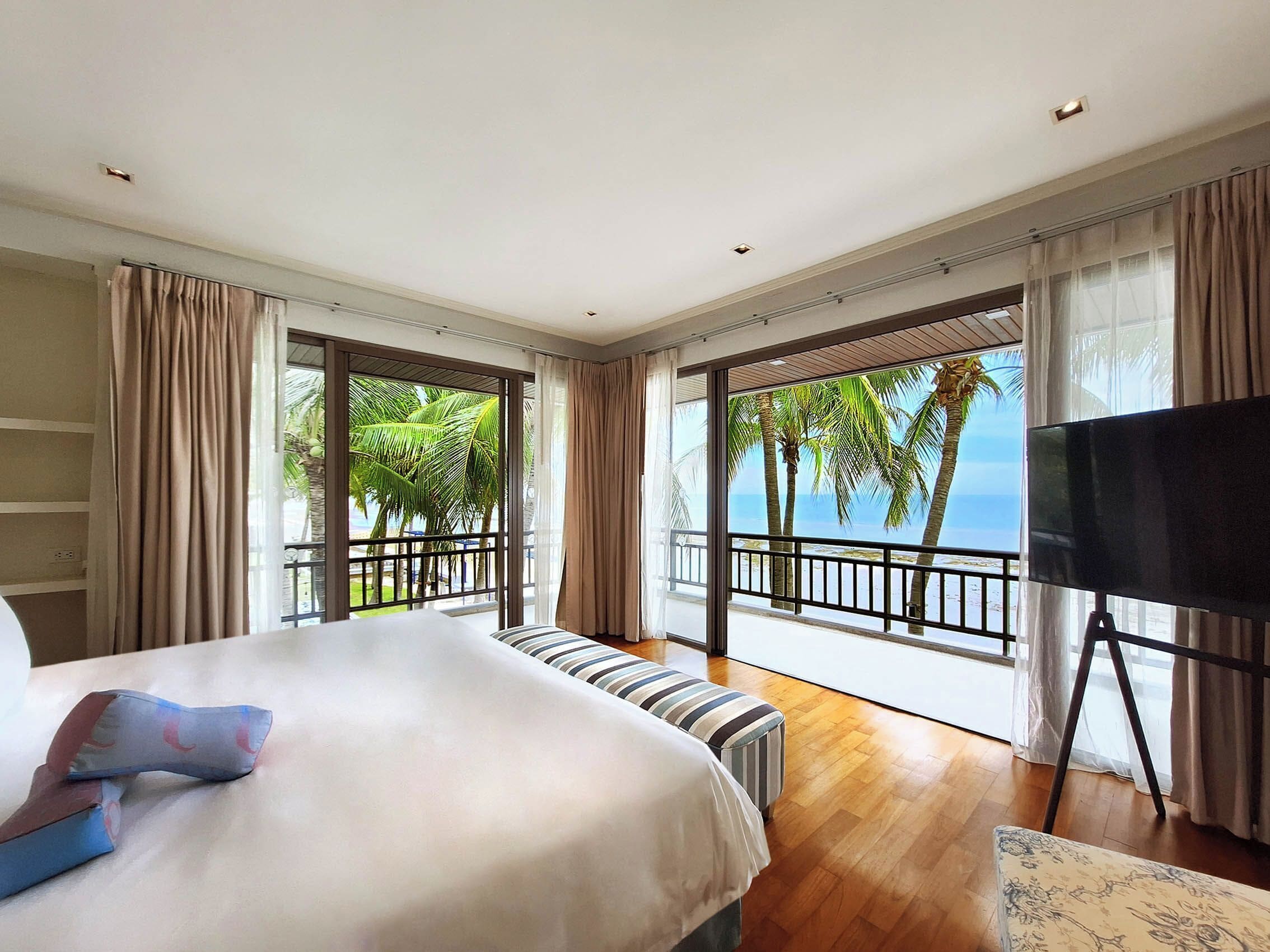 4-Bedroom, Beachfront Private Pool Villa, Non-Smoking | Minibar, Zimmersafe, Schreibtisch, schallisolierte Zimmer