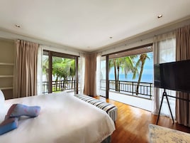 4-Bedroom, Beachfront Private Pool Villa, Non-Smoking | 미니바, 객실 내 금고, 책상, 방음 설비