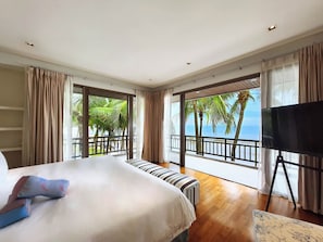 4-Bedroom, Beachfront Private Pool Villa, Non-Smoking | 迷你吧、客房内保险箱、办公桌、隔音