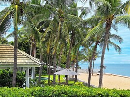 Beach Village | Minibar, in-room safe, desk, soundproofing