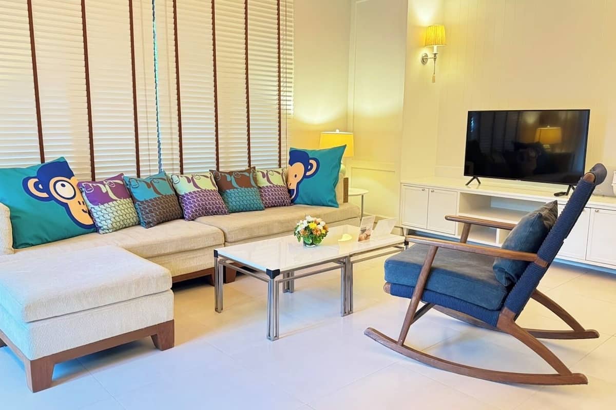 north/south rest pavilion | living area | 43-inch lcd tv with cable channels