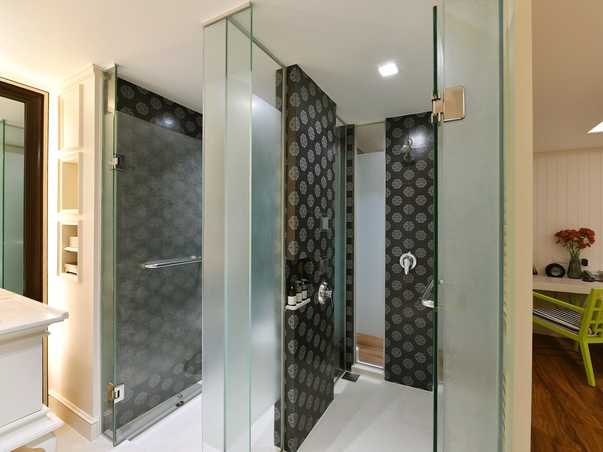 Rest Vibe | Phòng tắm | Đồ dùng nhà tắm được thiết kế riêng, máy sấy tóc, khăn tắm 