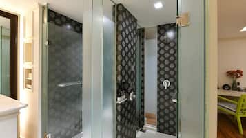 Rest Vibe | Phòng tắm | Đồ dùng nhà tắm được thiết kế riêng, máy sấy tóc, khăn tắm