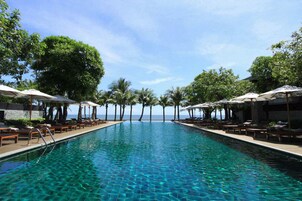 2 สระว่ายน้ำกลางแจ้ง