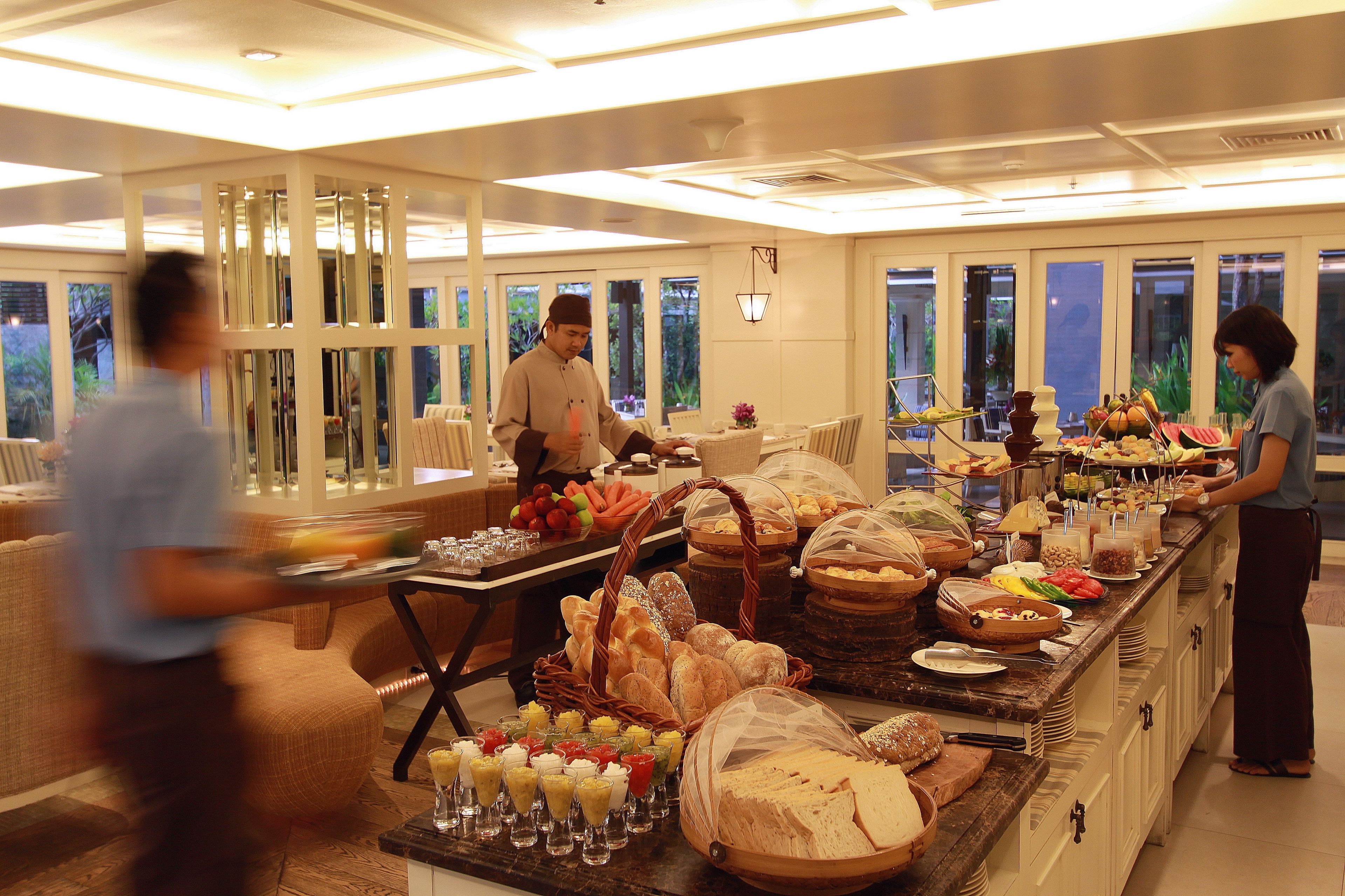 daily buffet breakfast (thb 800 per person)