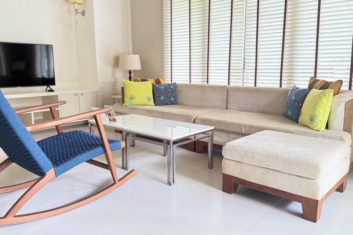 north/south rest pavilion | living area | 43-inch lcd tv with cable channels