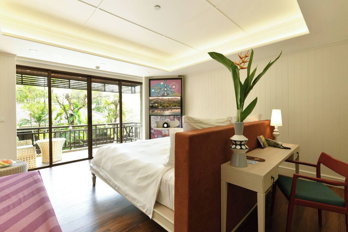 Rest Mood, King Room with Balcony, Non-Smoking | Minibar, caja fuerte, escritorio y sistema de insonorización