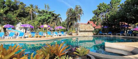 Außenpool, Sonnenschirme, Liegestühle