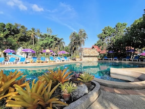 Outdoor pool, pool umbrellas, sun loungers - Holiday Villa (Ko Lanta)