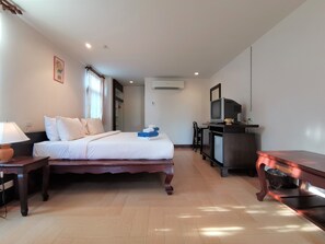 Deluxe Room | In-room safe, bed sheets - Holiday Villa (Ko Lanta)