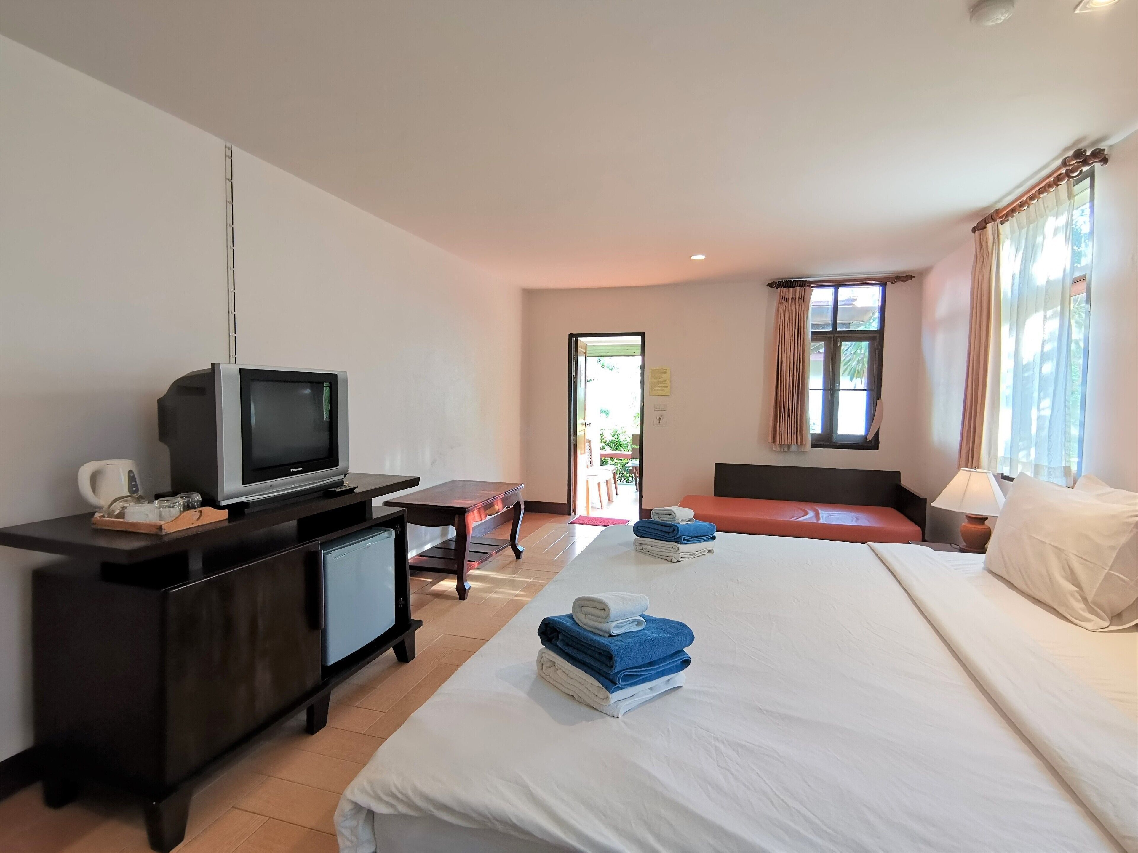 In-room safe, bed sheets