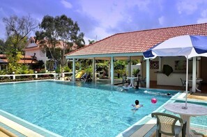 室外游泳池,池畔遮阳伞,日光浴躺椅