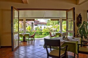 供应午餐和晚餐,泰国菜