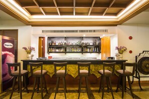 2 quầy bar/khu lounge, quầy bar bên hồ bơi 