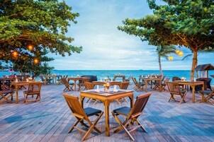 2 restaurantes; se sirve desayuno, almuerzo y cena; cocina tailandesa