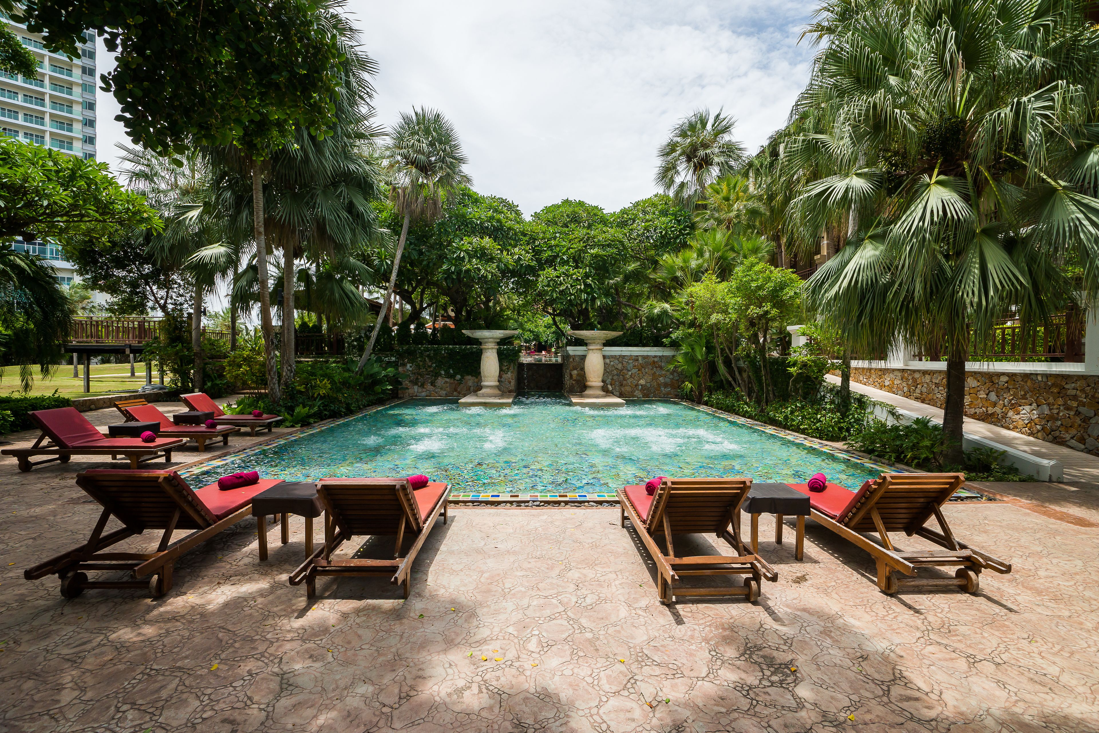 3 kolam renang terbuka, kabana percuma, payung kolam 