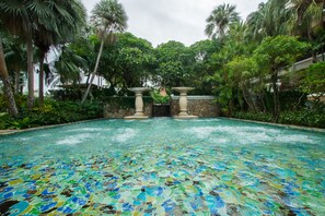 3 outdoor pools, free pool cabanas, pool umbrellas
