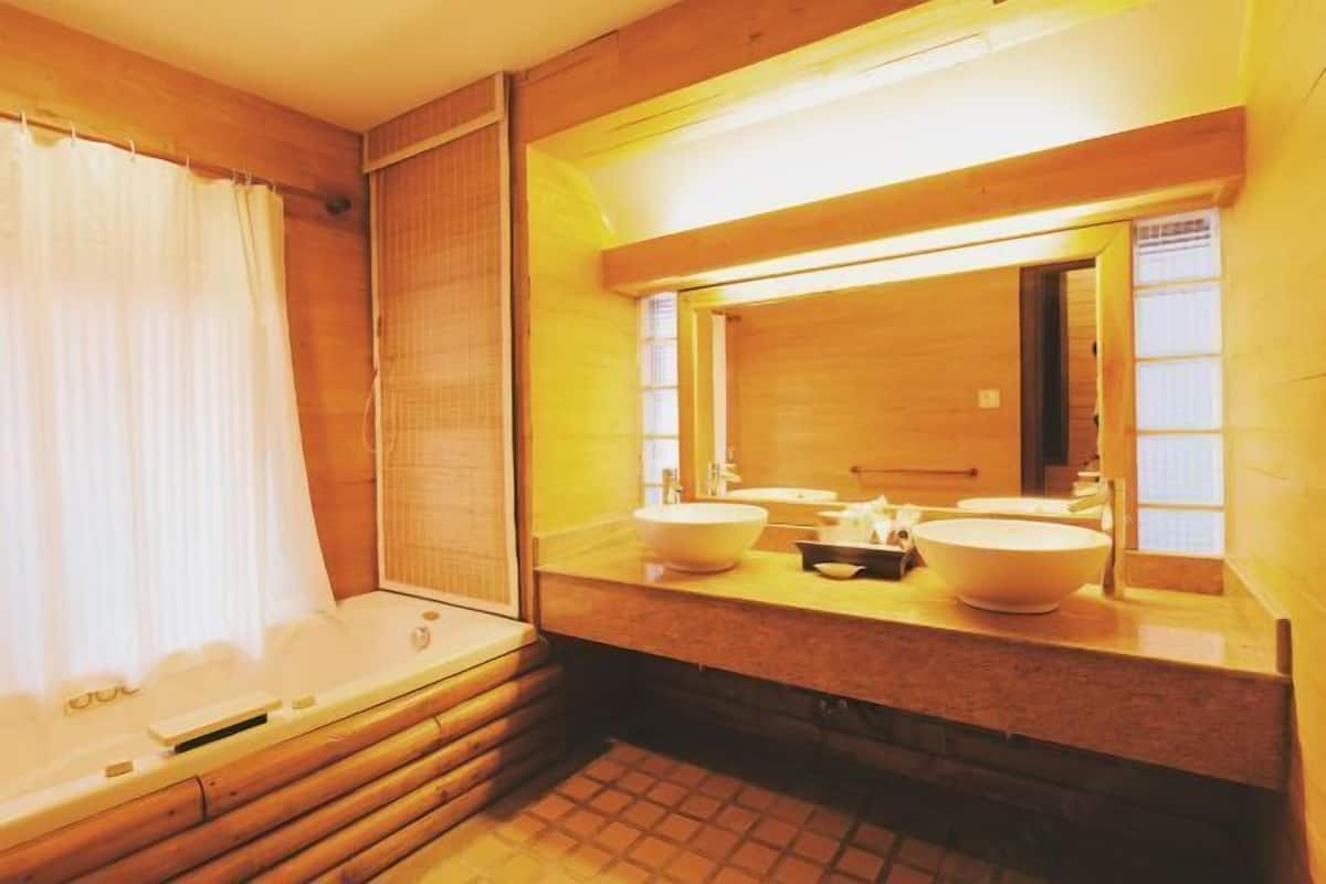 Badkamer | Gratis toiletartikelen, een haardroger, badjassen, pantoffels