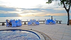 朝食、ランチ、ディナーに営業 (多国籍料理、プールビュー)