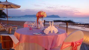 Se sirven desayunos y cocina internacional, junto a la piscina