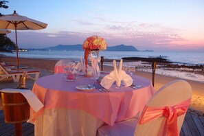 Breakfast, lunch, dinner served; international cuisine, pool views 