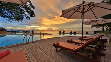 2 piscinas al aire libre, sombrillas, sillones reclinables de piscina