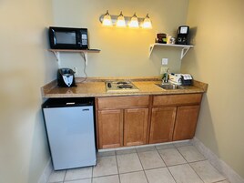 Refrigerador, microondas, cafetera/tetera