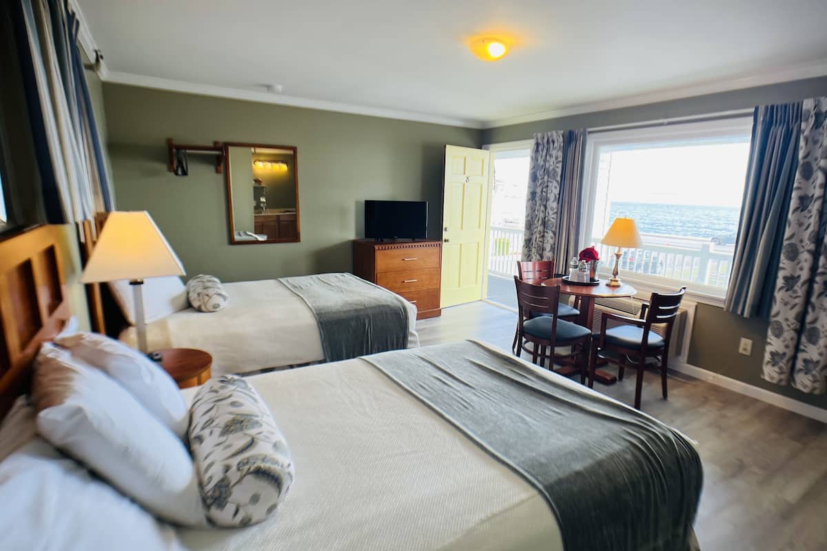 2nd Floor, Front Ocean View, 2 Double Beds | 책상, 무료 WiFi, 침대 시트