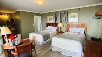 2nd Floor, Front Ocean View, 2 Double Beds | Bureau, Wi-Fi gratuit, draps fournis