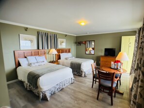 2nd Floor, Front Ocean View, 2 Double Beds | 書桌、免費無線上網、床單