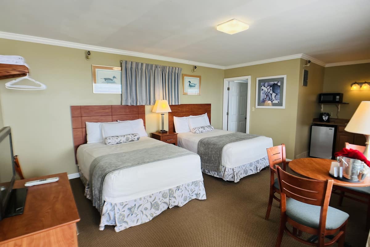 1st Floor, Front Ocean View Room, 2 Double Beds | Een bureau, gratis wifi, beddengoed