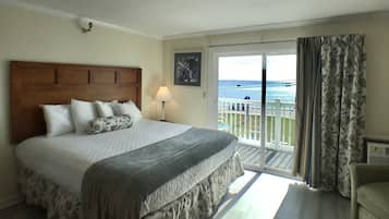 3rd Floor, Front Ocean View, 1 King Bed, Butlers Pantry, Private Deck | Escritorio, wifi gratis y ropa de cama