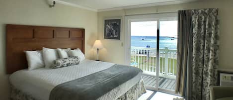 3rd Floor, Front Ocean View, 1 King Bed, Butlers Pantry, Private Deck | Desk, free WiFi, bed sheets