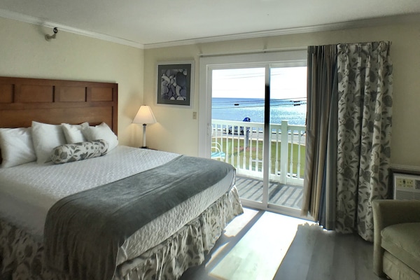 3rd Floor, Front Ocean View, 1 King Bed, Butlers Pantry, Private Deck | Desk, free WiFi, bed sheets