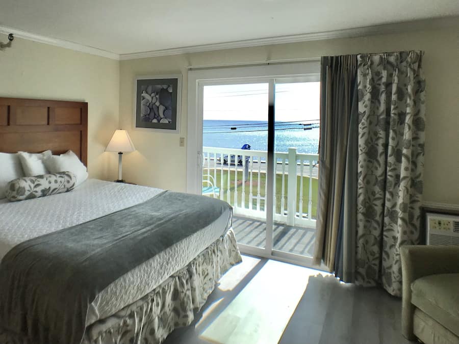 3rd Floor, Front Ocean View, 1 King Bed, Butlers Pantry, Private Deck | Escrivaninha, Wi-Fi de cortesia, roupa de cama