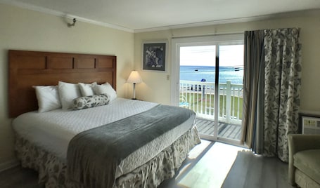 3rd Floor, Front Ocean View, 1 King Bed, Butlers Pantry, Private Deck | Desk, free WiFi, bed sheets. Sunrise Motel