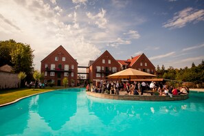 Seasonal outdoor pool, open 7:00 AM to 10:00 PM, pool umbrellas - Landhotel Beverland (Ostbevern)