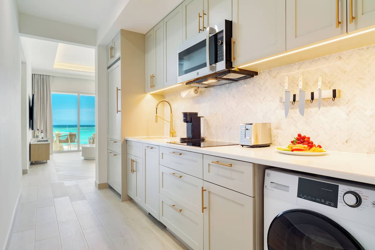 coffee/tea maker, paper towels