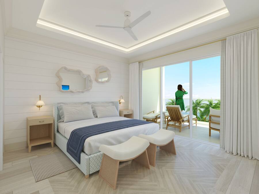 Quarto moderno com cama grande, mesas de cabeceira, ventilador de teto e varanda com vista para palmeiras.