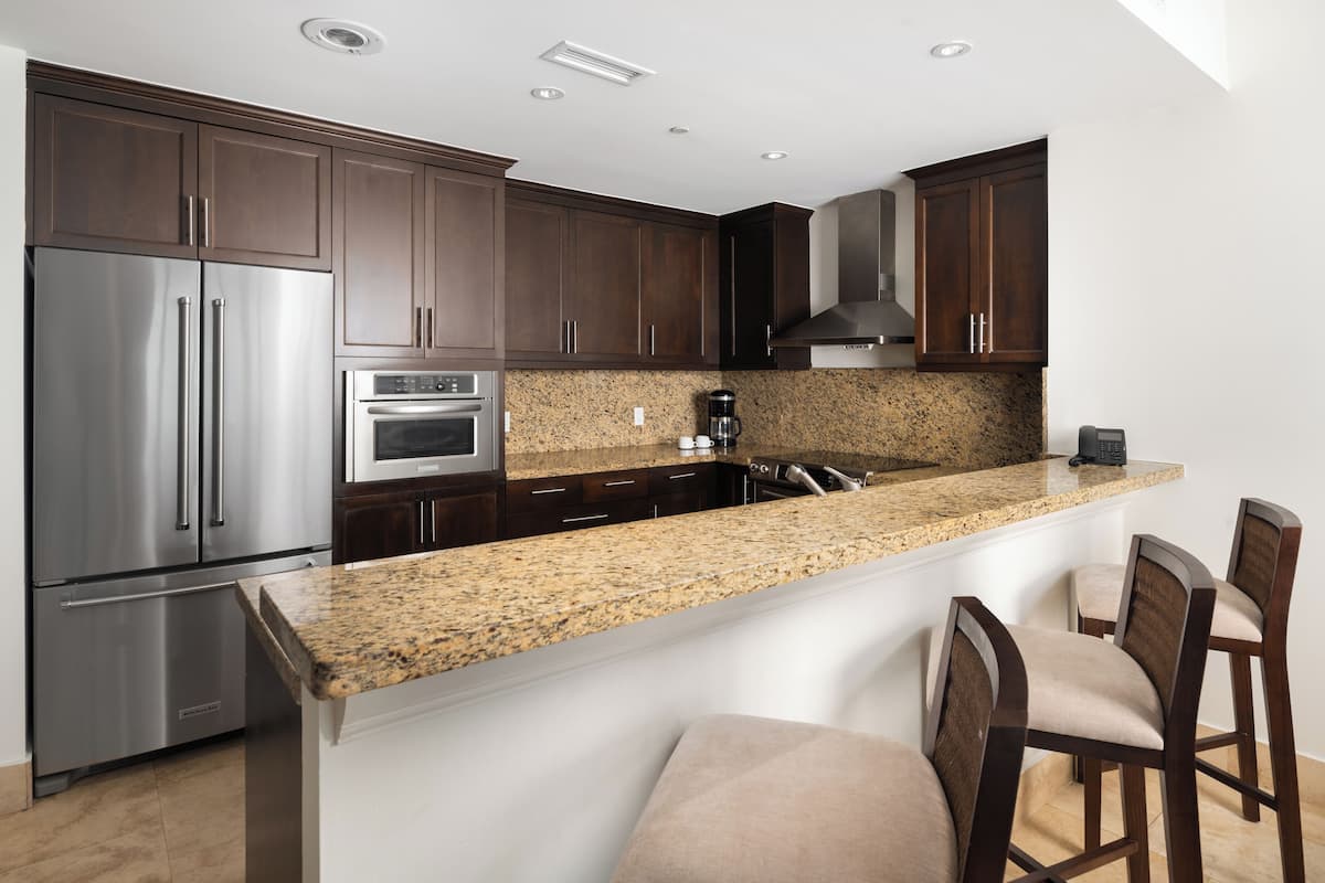 coffee/tea maker, paper towels