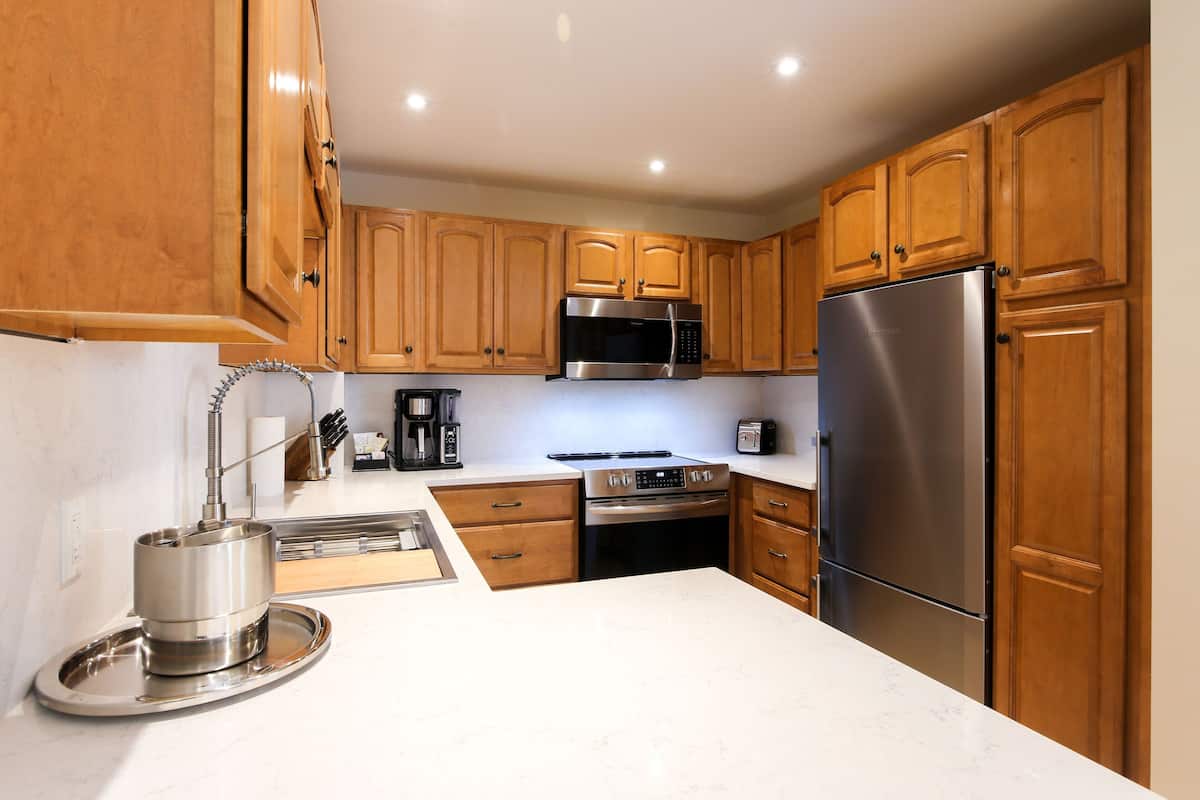 coffee/tea maker, paper towels