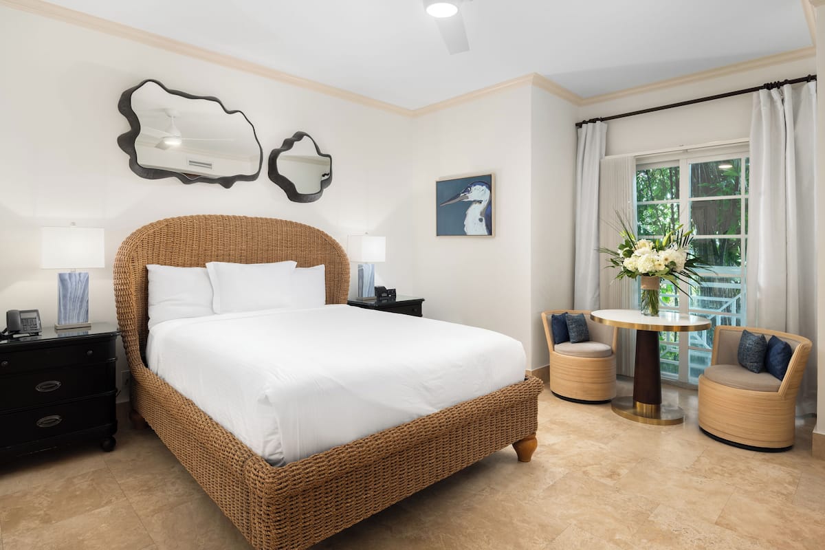 1 bedroom, Egyptian cotton sheets, premium bedding, down duvets